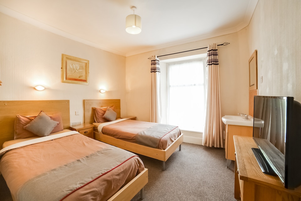 OYO Station Road Inn, Llanelli (Wales), Llanelli