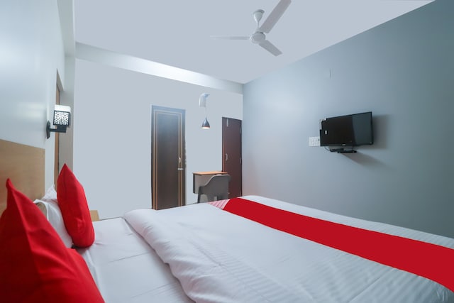OYO 65238 Hotel Crystal Stay