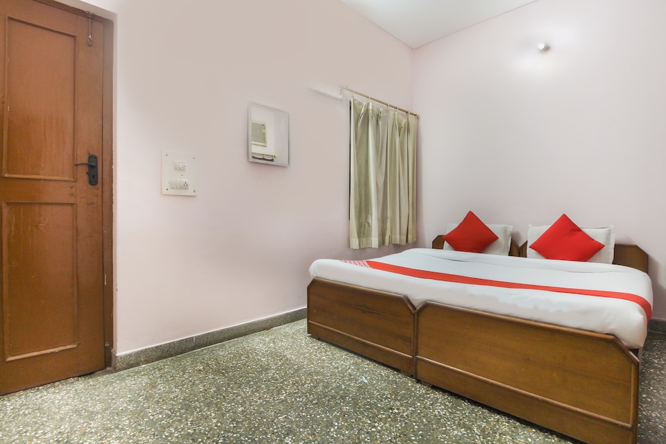 OYO Haridashi Kunj, Banke Bihari Mandir Vrindavan, Vrindavan