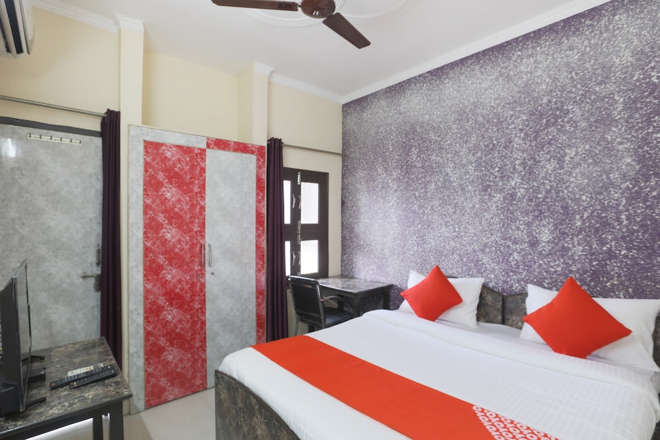 OYO Nest Nine Near Botanic Garden Of Indian Republic, Noida Expressway SEZ, Noida