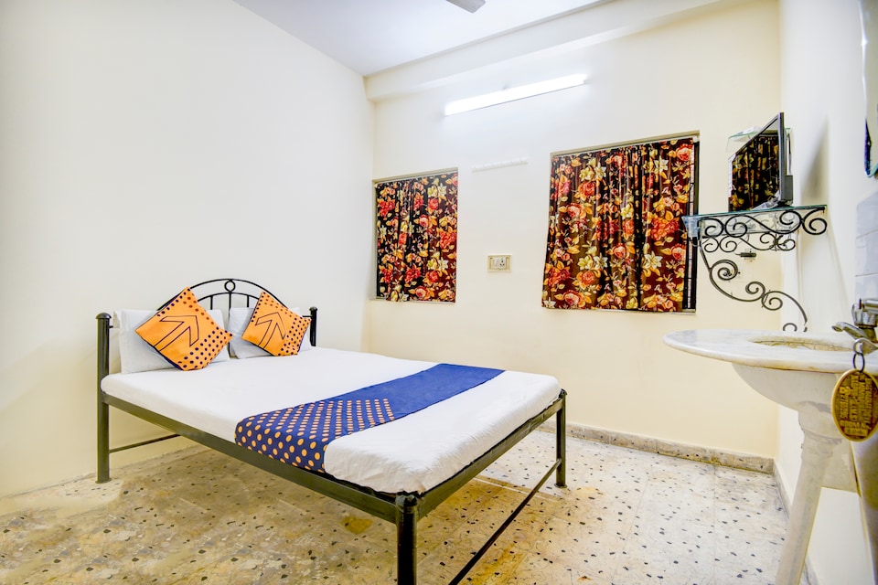 SPOT ON 65375 Nafees Guest House, Bus Stand Nagpur, Nagpur