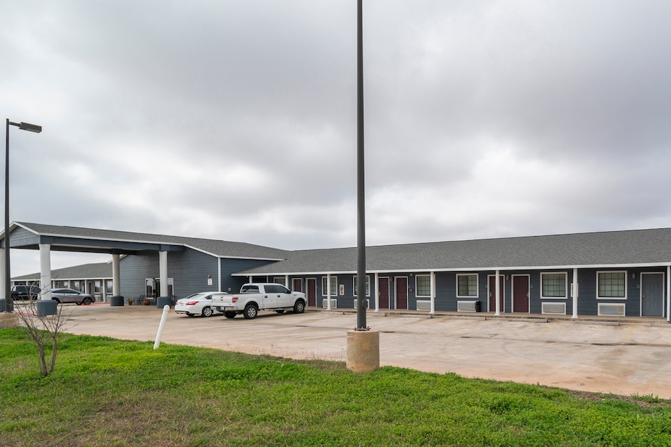 OYO Hotel Pearsall I-35 West, C78009, Pearsall TX
