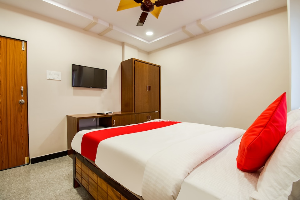 OYO 65421 Nakshatra Suites And Function Hall, Ramaraopet Kakinada, Kakinada