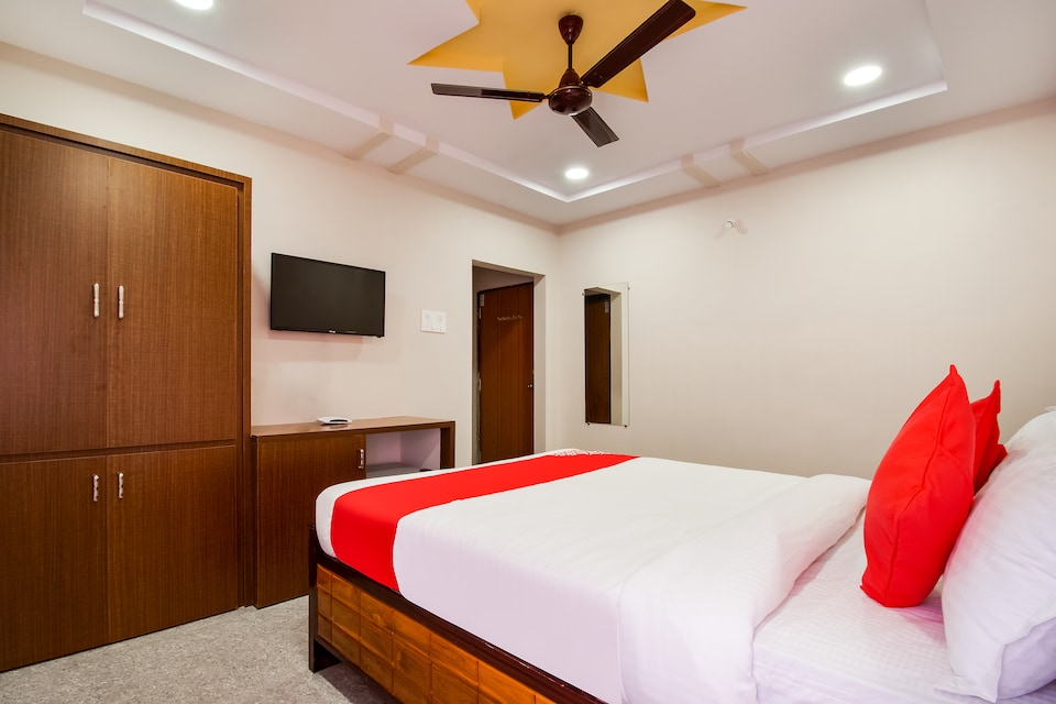 OYO 65421 Nakshatra Suites And Function Hall, Ramaraopet Kakinada, Kakinada