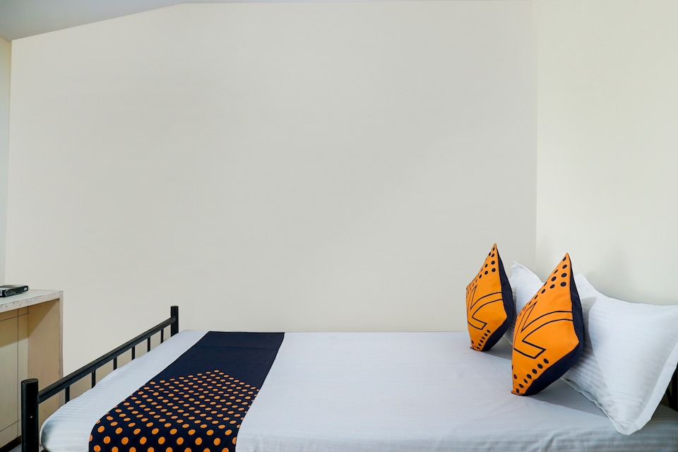 SPOT ON Virndavan Lodging, Khed Shivapur, Pune