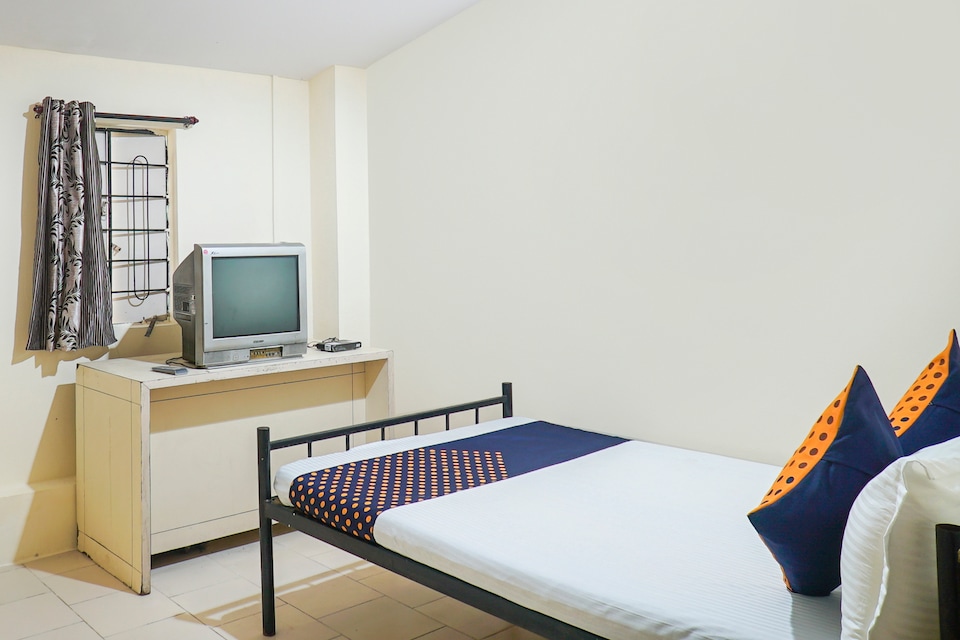 SPOT ON Virndavan Lodging, Khed Shivapur, Pune