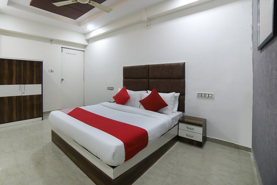 OYO Hotel The Grand Palace , Ahmedabad Airport, Ahmedabad