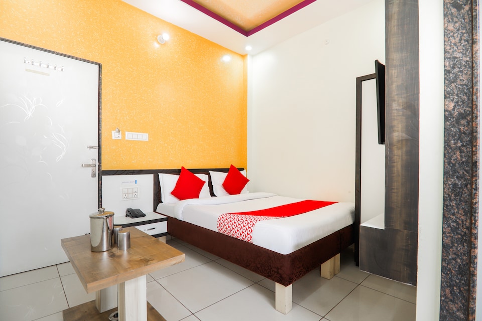 OYO 65503 Hotel Blue Diamond, Reengus, Reengus