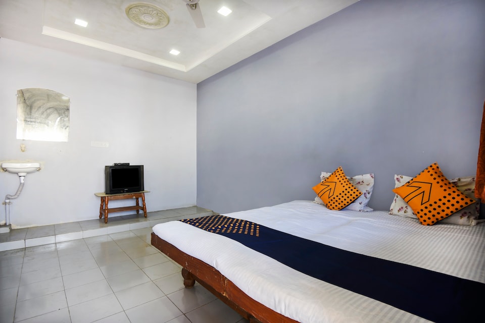 SPOT ON 65568 Super Guest  House, Chikhali, Buldhana