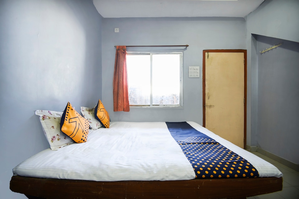 SPOT ON 65568 Super Guest  House, Chikhali, Buldhana