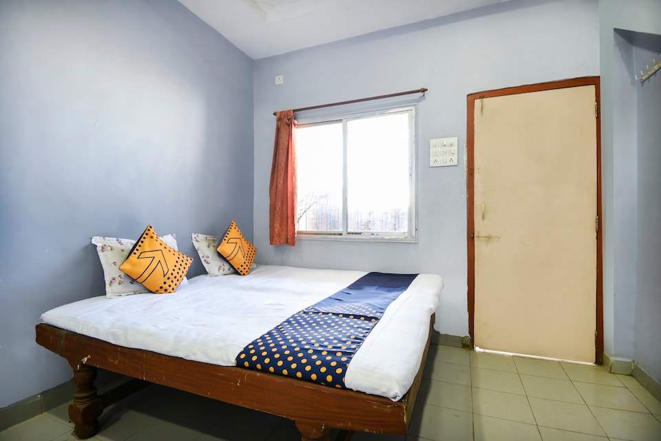 SPOT ON 65568 Super Guest  House, Chikhali, Buldhana