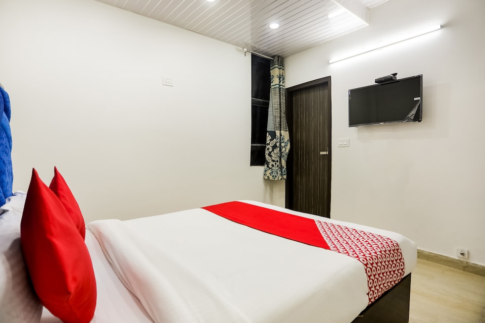 SPOT ON 65570 Clock tower inn, Rajouri Garden Delhi, Delhi