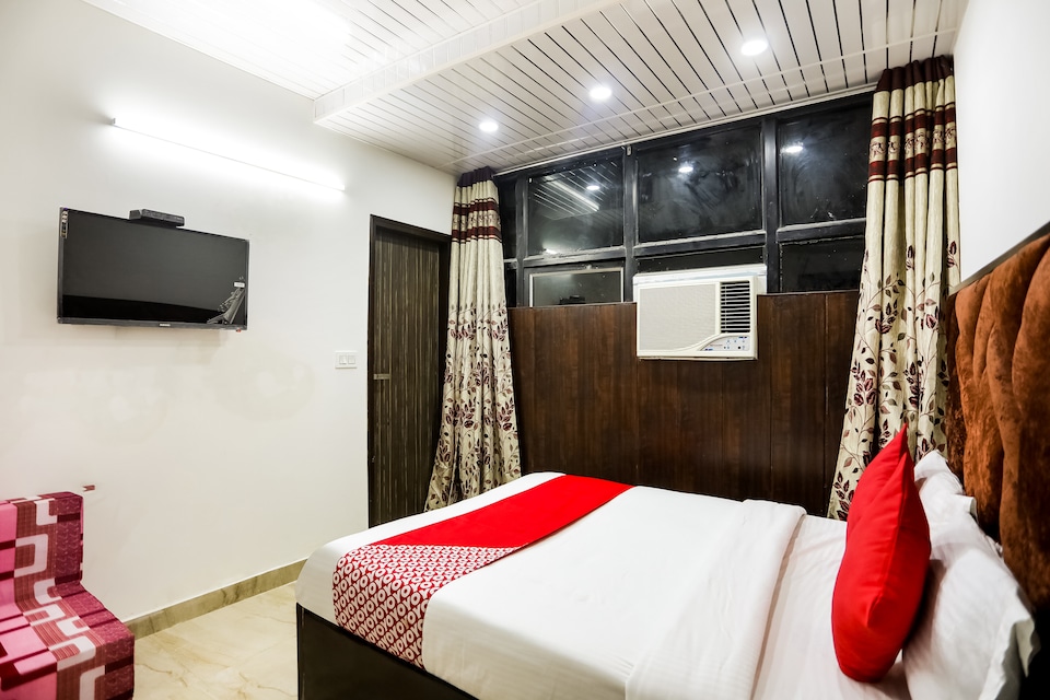 SPOT ON 65570 Clock tower inn, Rajouri Garden Delhi, Delhi