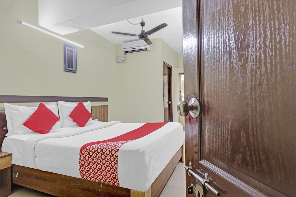 OYO Flagship 65625 Sai Star Deluxe Hotel, Majestic Bangalore, Bangalore