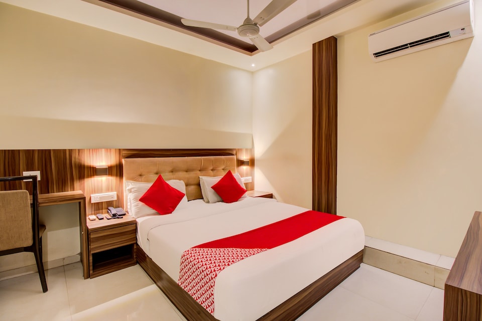 OYO Hotel Emerald Inn, Mumbai International Airport, मुंबई