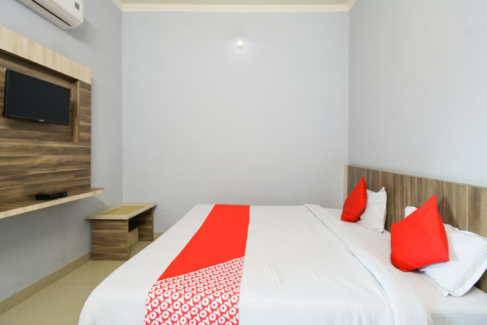 OYO 65676 Rj18 Hotel And Family Restaurant, Chirawa, Jhunjhunu