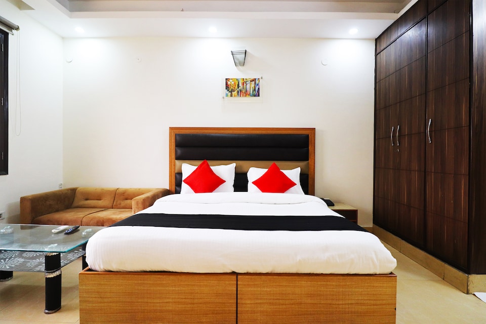 Capital O 65693 The Sterling Villa, Huda 2, Gurgaon