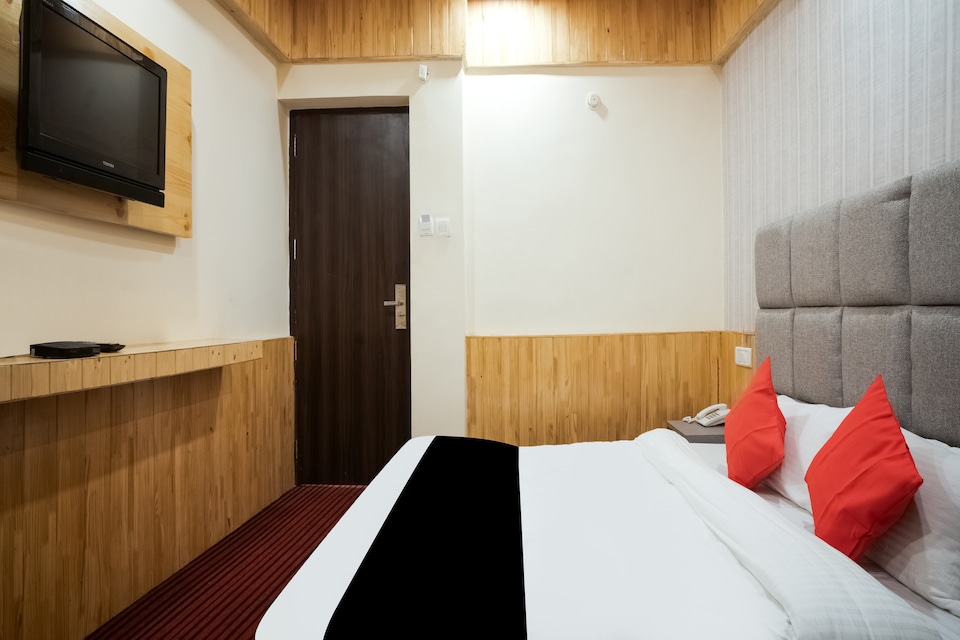 Capital O 13324 Hotel Kosmos Anamika, Mall Road Nainital, Nainital