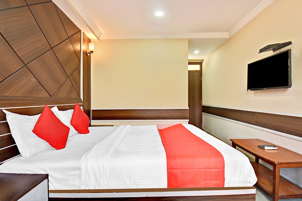 Flagship Hotel Gopi Lodging, Shani Shignapur, अहमदनगर