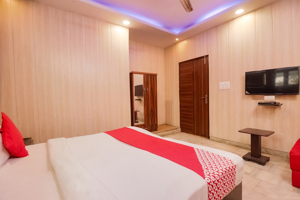 OYO 65904  Libya Resident, Anand Vihar Delhi, Delhi