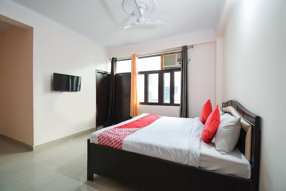 OYO 65991 Smg Gorge 3, Noida Expressway SEZ, Noida