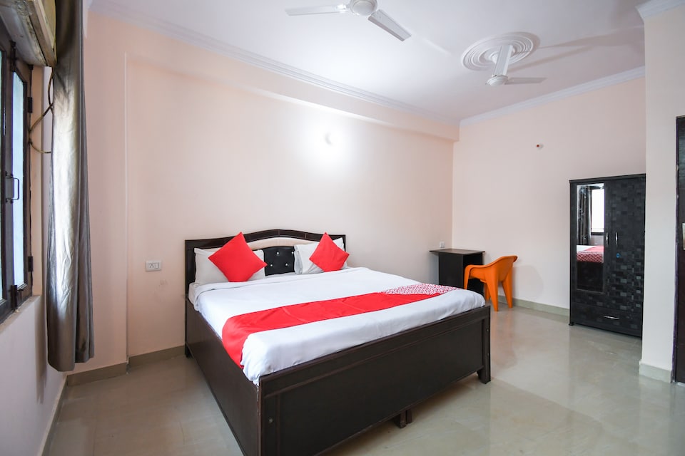 OYO 65991 Smg Gorge 3, Noida Expressway SEZ, Noida