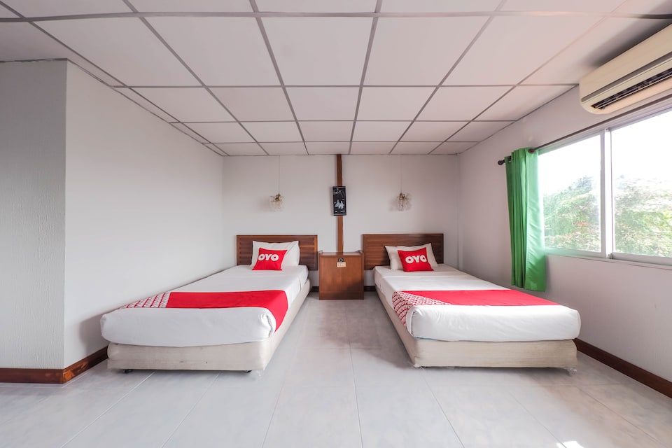 OYO 468 Dumrong Town Hotel, Nathon Town P2, Suratthani