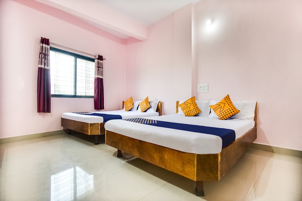 OYO 66077 Hotel Radhika Restaurant & Lodging, Shirdi, Shirdi