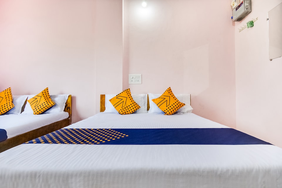 OYO 66077 Hotel Radhika Restaurant & Lodging, Shirdi, Shirdi