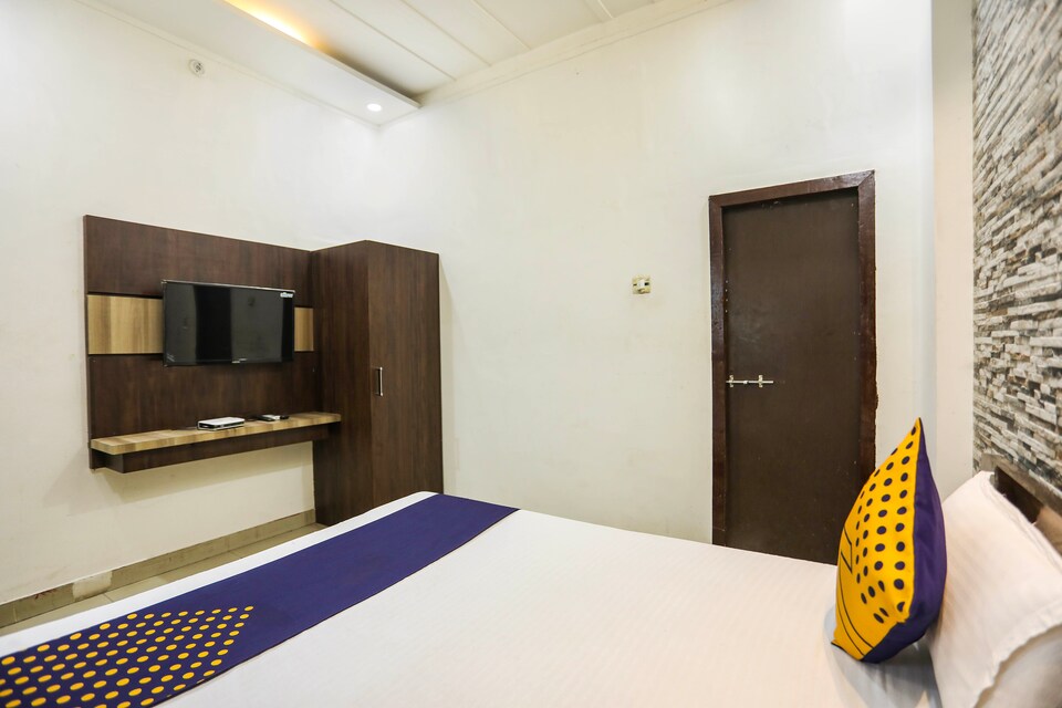SPOT ON 66084 Prayag Palace, Railway Station Allahabad, Prayagraj