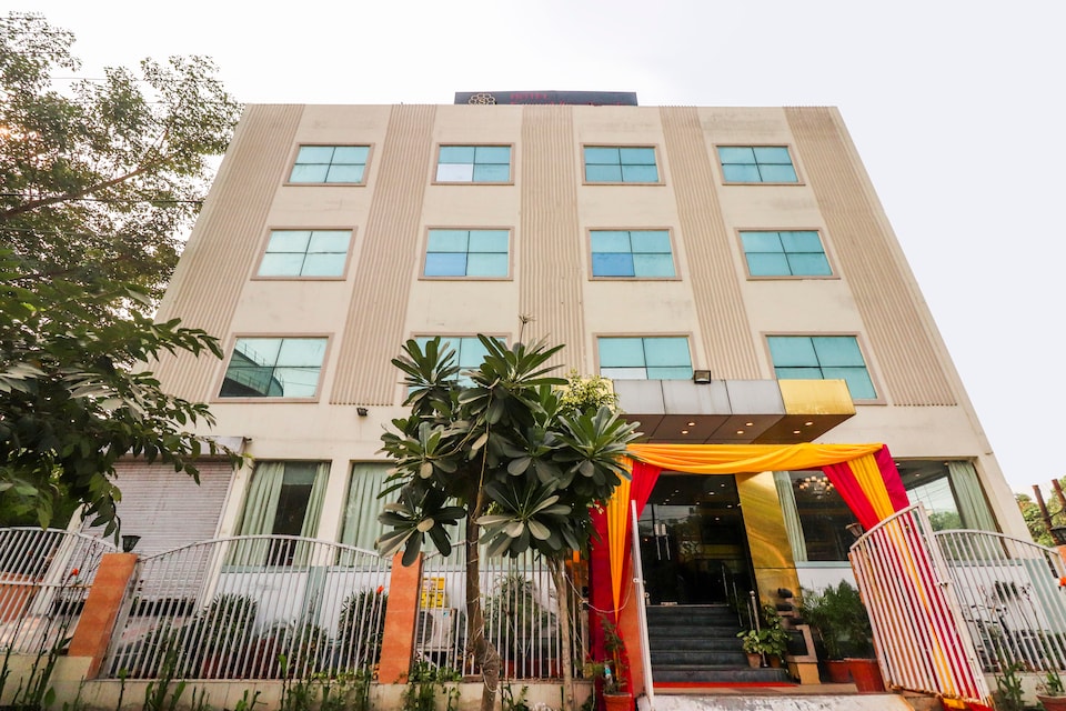 Capital O 66106 Hotel Samrat Kaushambhi, Vaishali Kaushambi Metro, Ghaziabad