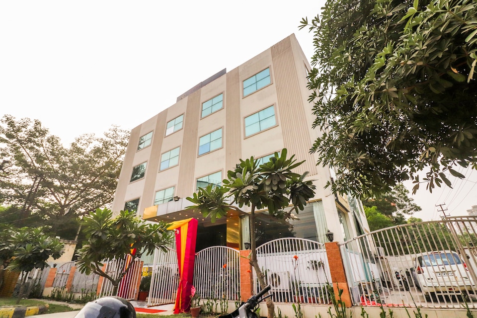 Capital O 66106 Hotel Samrat Kaushambhi, Vaishali Kaushambi Metro, Ghaziabad