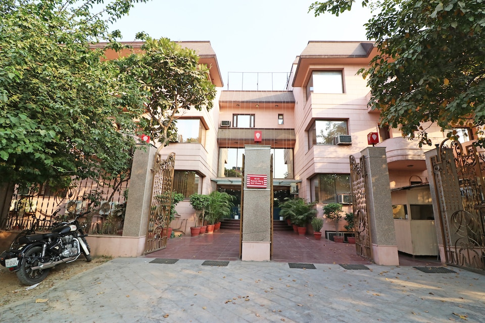 OYO Flagship 532 Sikanderpur Metro Station, Golf Course Road, Gurgaon