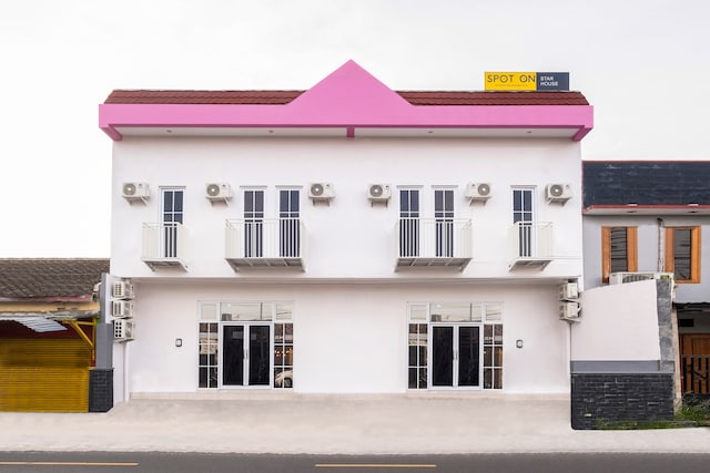 SPOT ON 2296 Star House