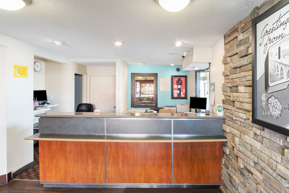 OYO Hotel Findlay OH I-75 & Broad Ave., C43351, Findlay OH