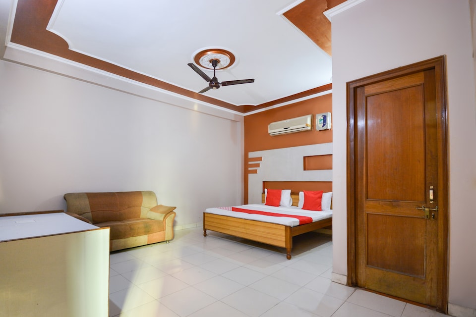 OYO 66435 The Royal Hotel, Fatehabad, Fatehabad