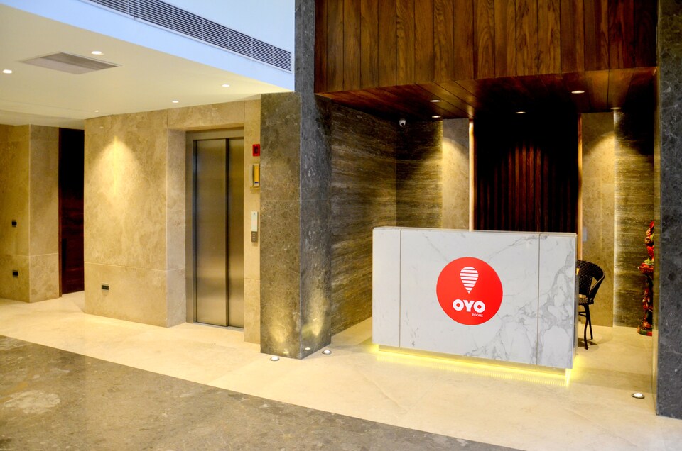 OYO 5437 Hotel Charans Plaza, Hazratganj Lucknow, Lucknow