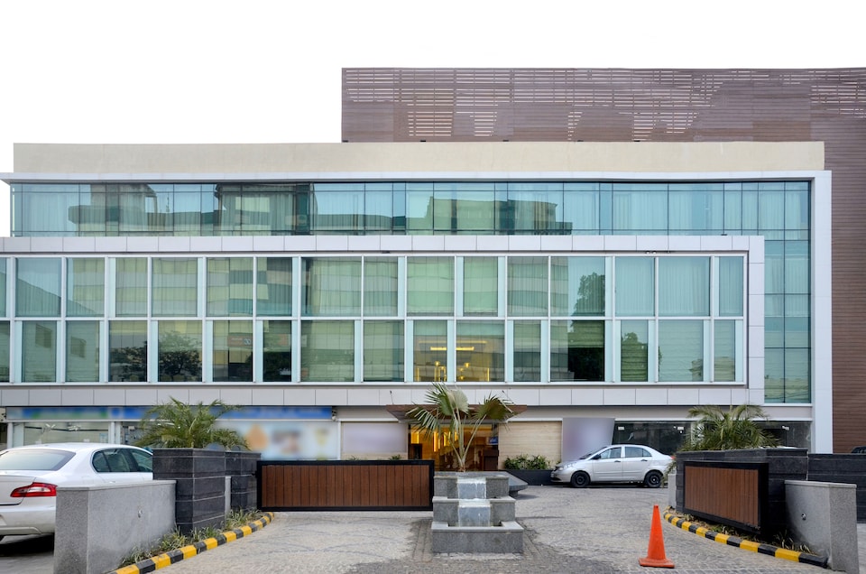 OYO 5437 Hotel Charans Plaza, Hazratganj Lucknow, Lucknow