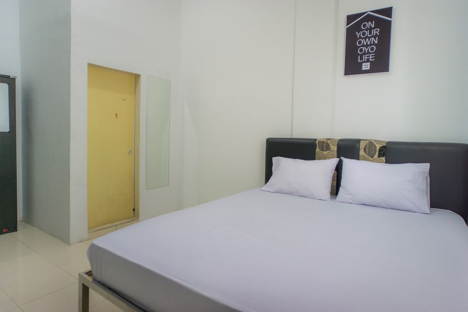 OYO Life 2366 Gatsu Kost, Medan, मेडन