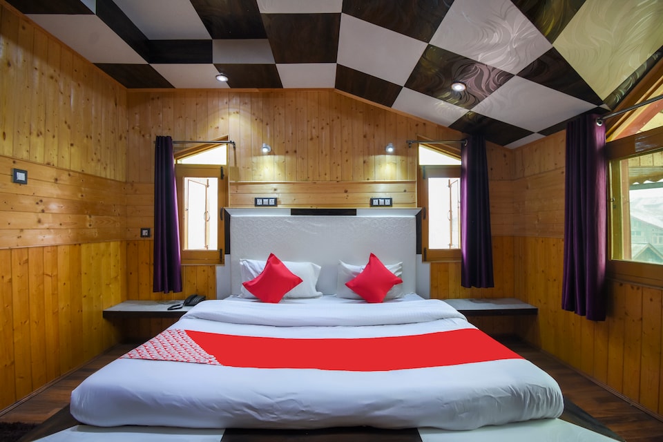 OYO Hotel New Divine Kashmir, Dalgate Srinagar, Srinagar
