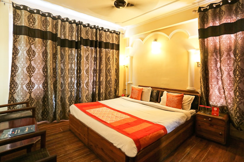 OYO Hotel Pine, Rajbagh Srinagar, Srinagar