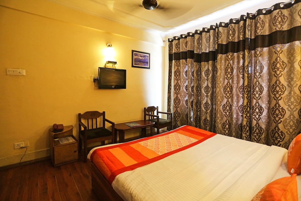 OYO Hotel Pine, Rajbagh Srinagar, Srinagar