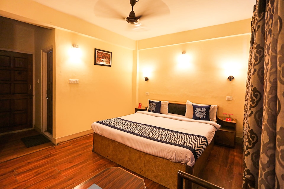 OYO Hotel Pine, Rajbagh Srinagar, Srinagar