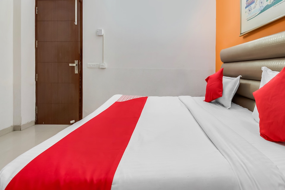 OYO FLAGSHIP 556 नॉर्थ कैंपस, Pitampura - Rohini Delhi, दिल्ली