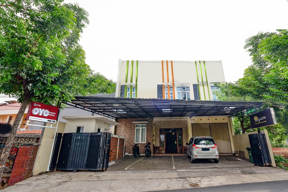 OYO 2428 Trision Hostel, Semarang Selatan, Semarang