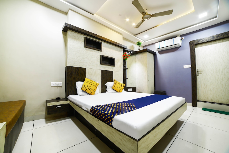 SPOT ON 66642 Sai Palace, Guna, Guna