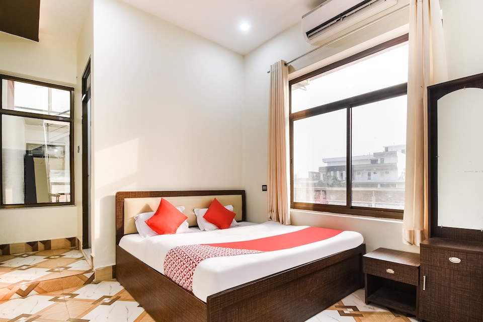 OYO 66689 Shree Radhey Palace, Pratapgarh, Pratapgarh