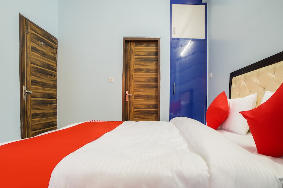 OYO Prime Inn Near Haiderpur Metro Station, Rohini Delhi, Delhi