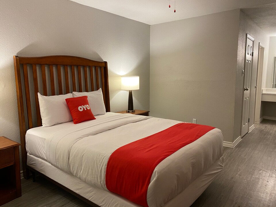 OYO Apartments at Broadmead, C77025, Houston