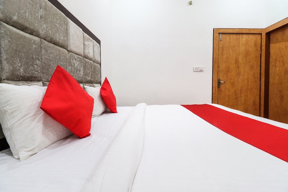 Hotel O Taj Royal, Fatehabad Road, Agra